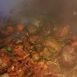 Da kødet var brunet godt af, røg det over i trykkogeren sammen med rosmarin, timian, laurbærblade og tomatpuré.